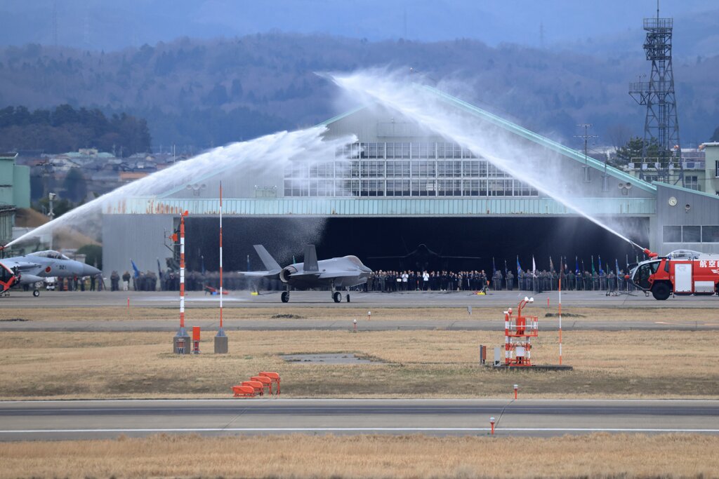 小松基地 F-35A新配備 2/3機 歓迎放水①