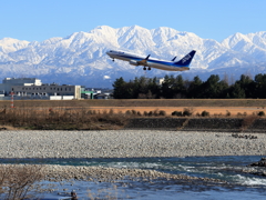 立山連峰と飛行機２