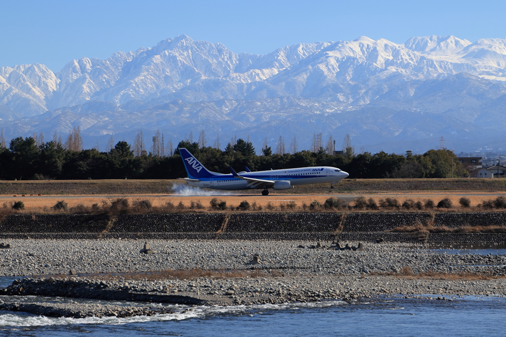 立山連峰と飛行機１