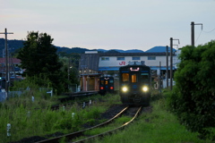 夜明けの駅舎
