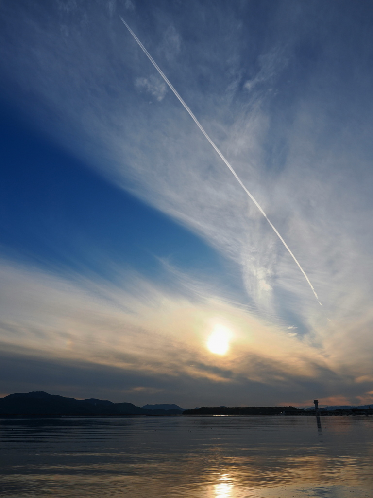 夕空のひこうき雲