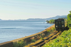 海辺を走る黒い電車 海辺を走る黒い電車