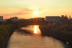 ガーター橋の電車と夕日