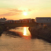 ガーター橋の電車と夕日