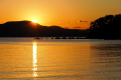 穏やかな海に日が沈む