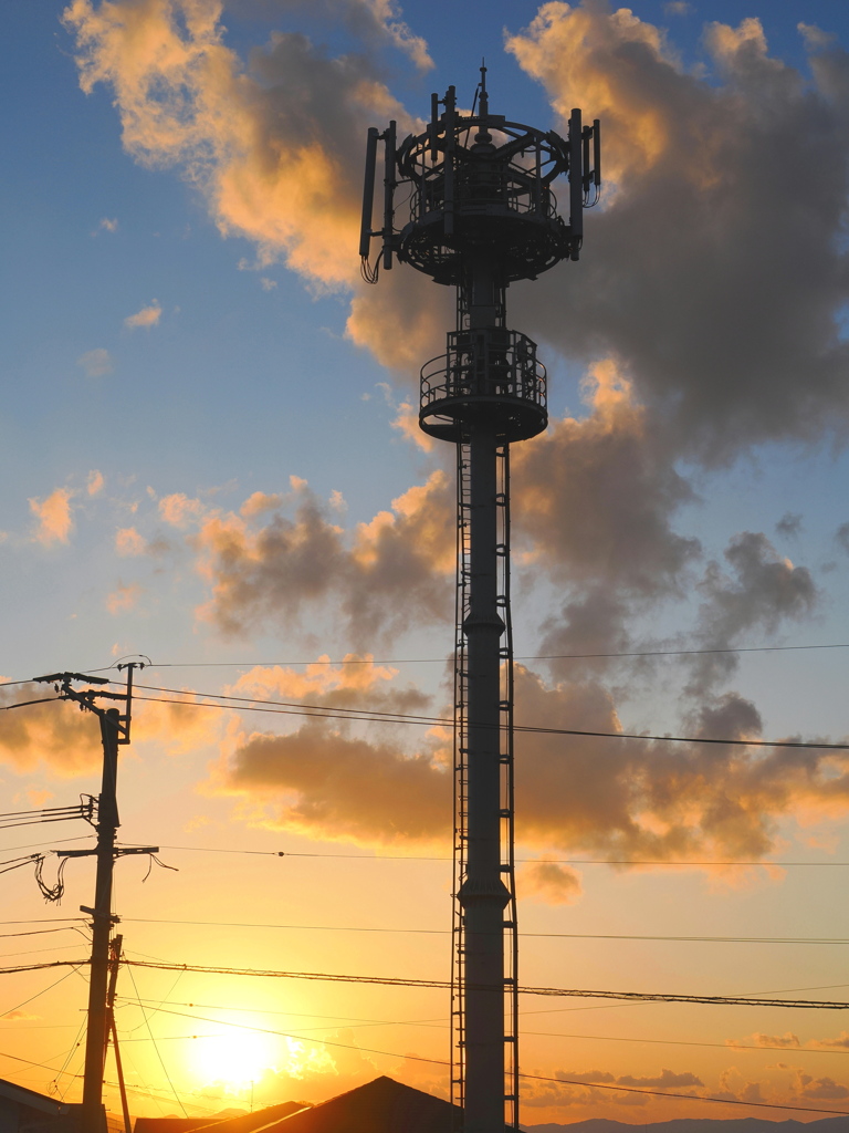 電波塔と夕空