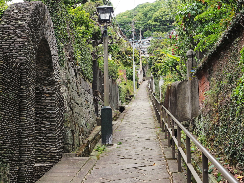 古い洋館通りの石畳の坂