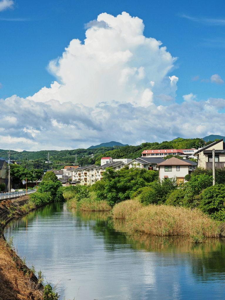 夏の空と雲と川