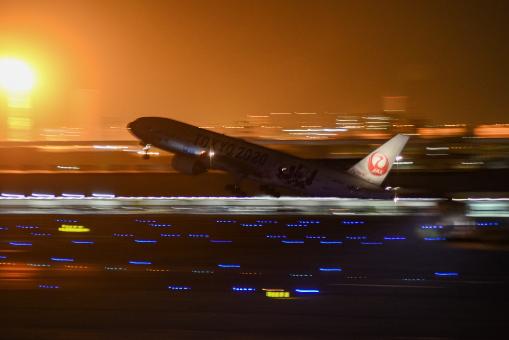豪炎色に包まれた空を飛ぶ
