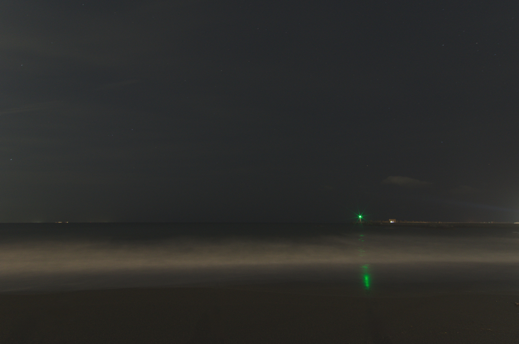 夜の海と灯台