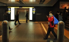 人、東京駅にて。
