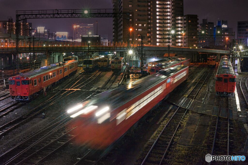 雨上がりの岡山気動車区夜景