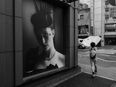 坊や、傘が逆さまですわよ。