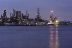 夜の工場風景