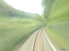 疾走する列車の車窓から