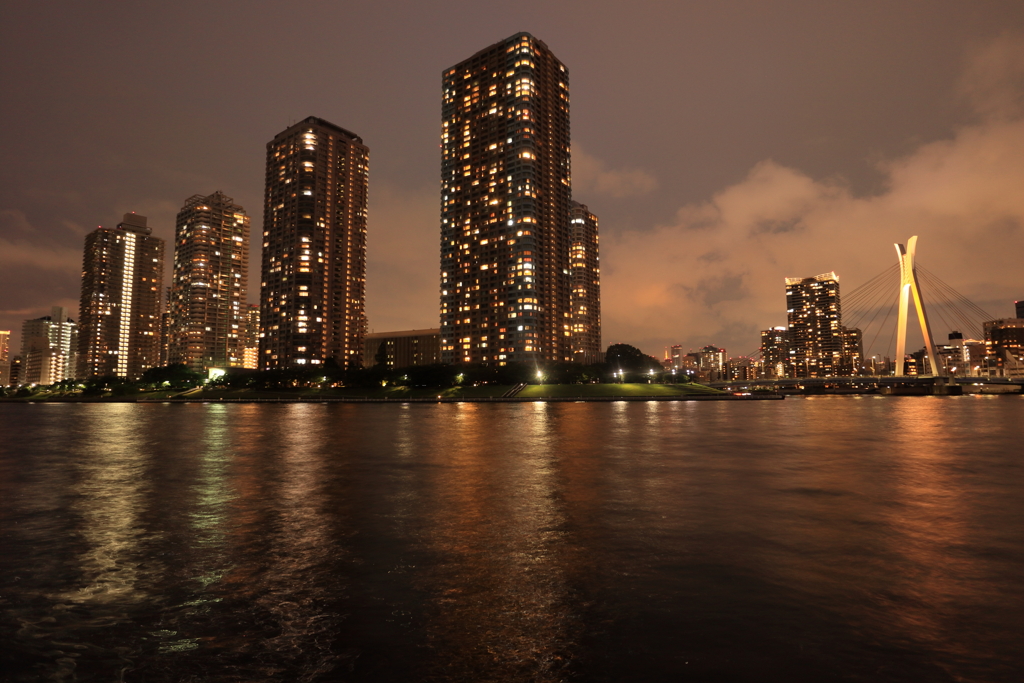 夜の隅田川
