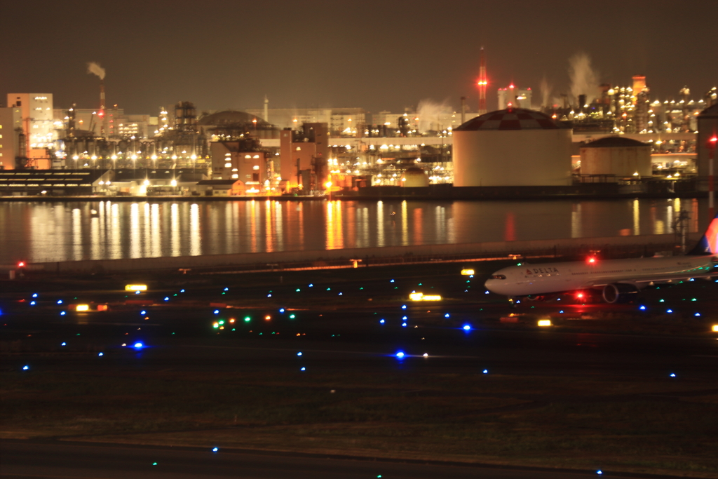 夜の飛行場と工場