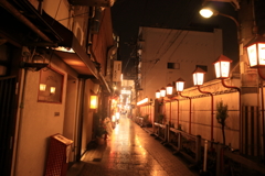 雨の夜の法善寺横丁
