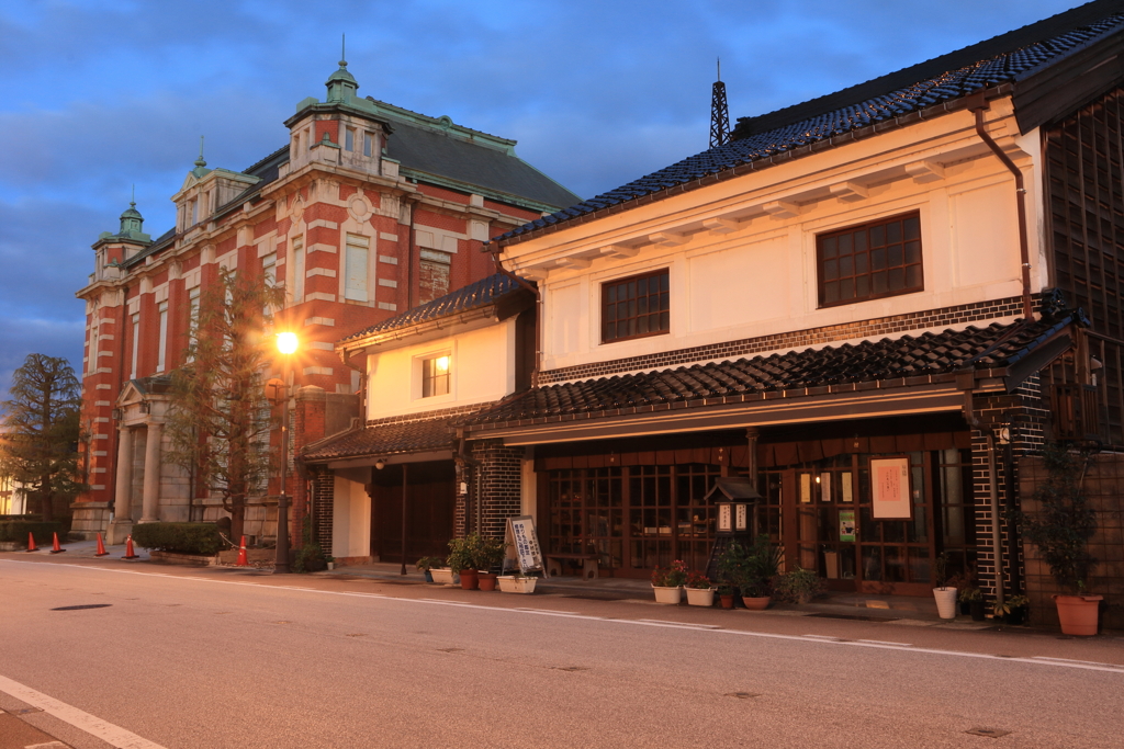 夜の高岡山町筋