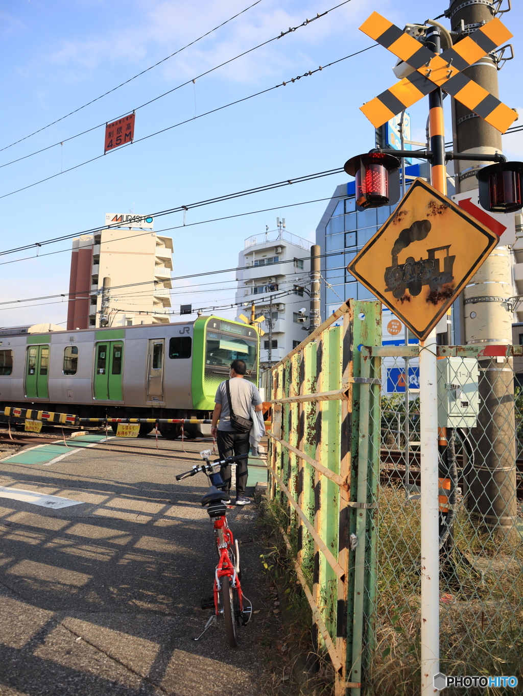 山手線のある風景　駒込にて　山手線唯一の踏切