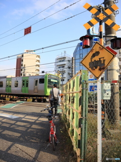 山手線のある風景　駒込にて　山手線唯一の踏切