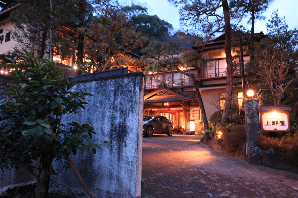 夕暮れの温泉街
