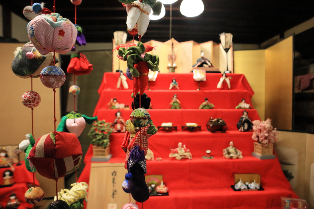 酒蔵の雛段飾り