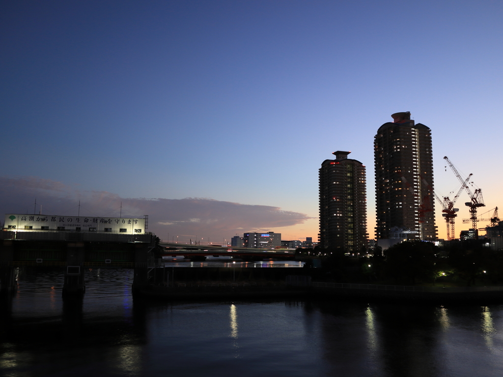 夕暮れの水門