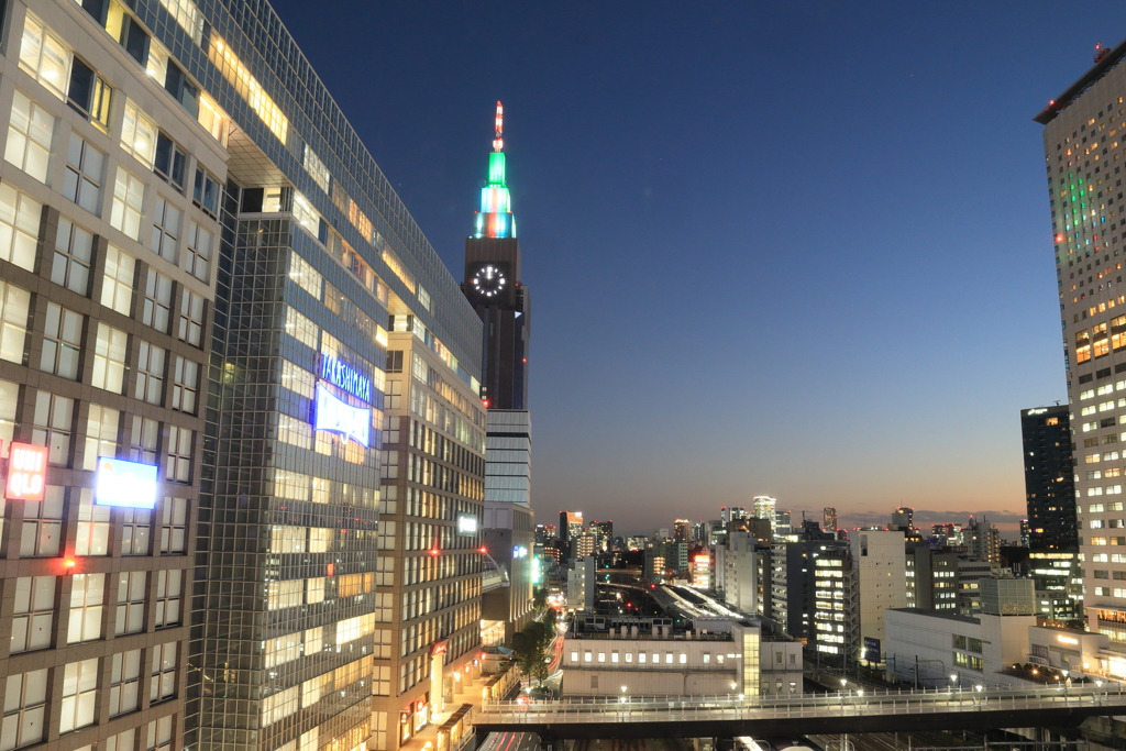 夕暮れの新宿南口