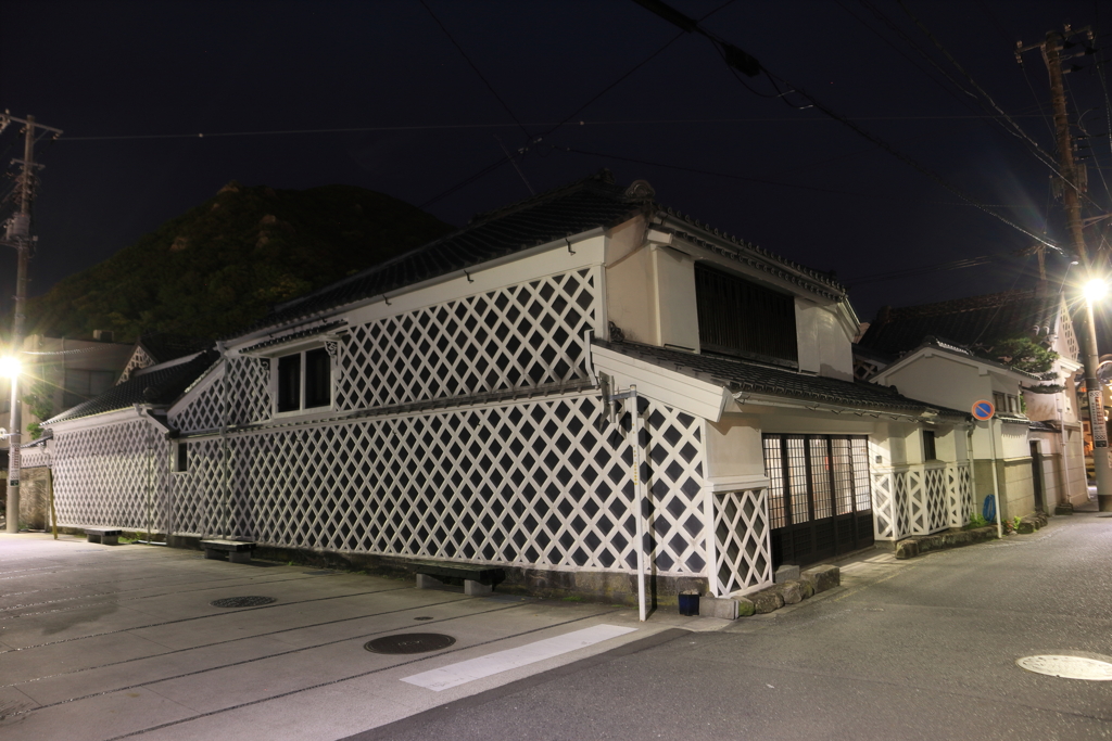 夜の下田　なまこ壁の家