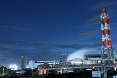 夜の工場風景