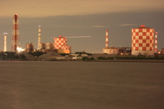 夜の工場風景