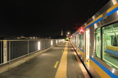 夜の海芝浦駅