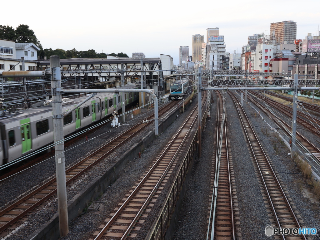 山手線のある風景　鶯谷にて　「聖」と「性」のはざまにて