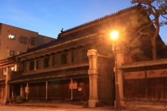 夜の高岡山町筋
