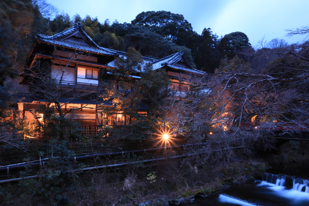 夕暮れの温泉街