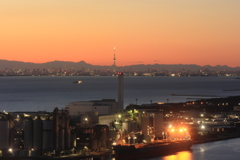夕暮れの工場地帯