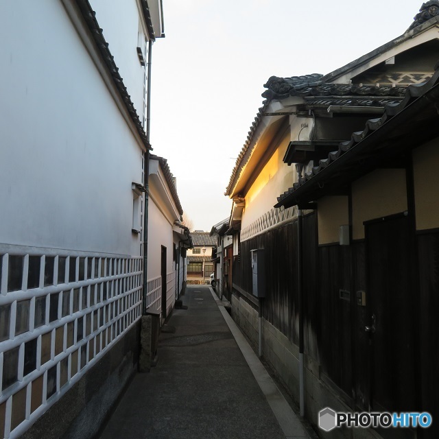 早朝の倉敷美観地区「旅館鶴形脇の路地」