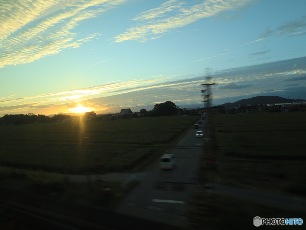 車窓からの夕暮れ