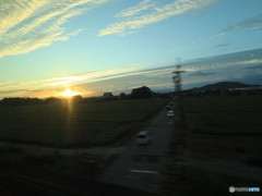 車窓からの夕暮れ