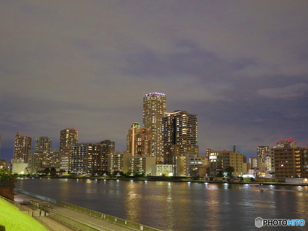 夜の隅田川