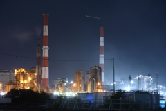 夜の工場風景