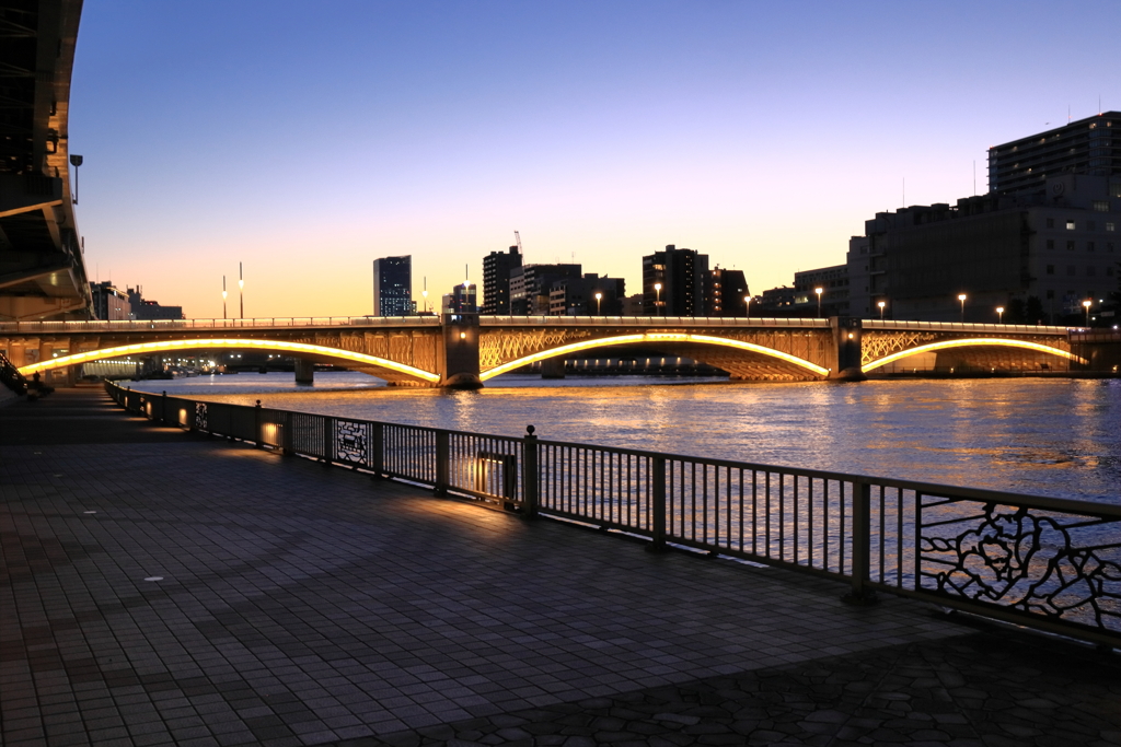 夕暮れの隅田川
