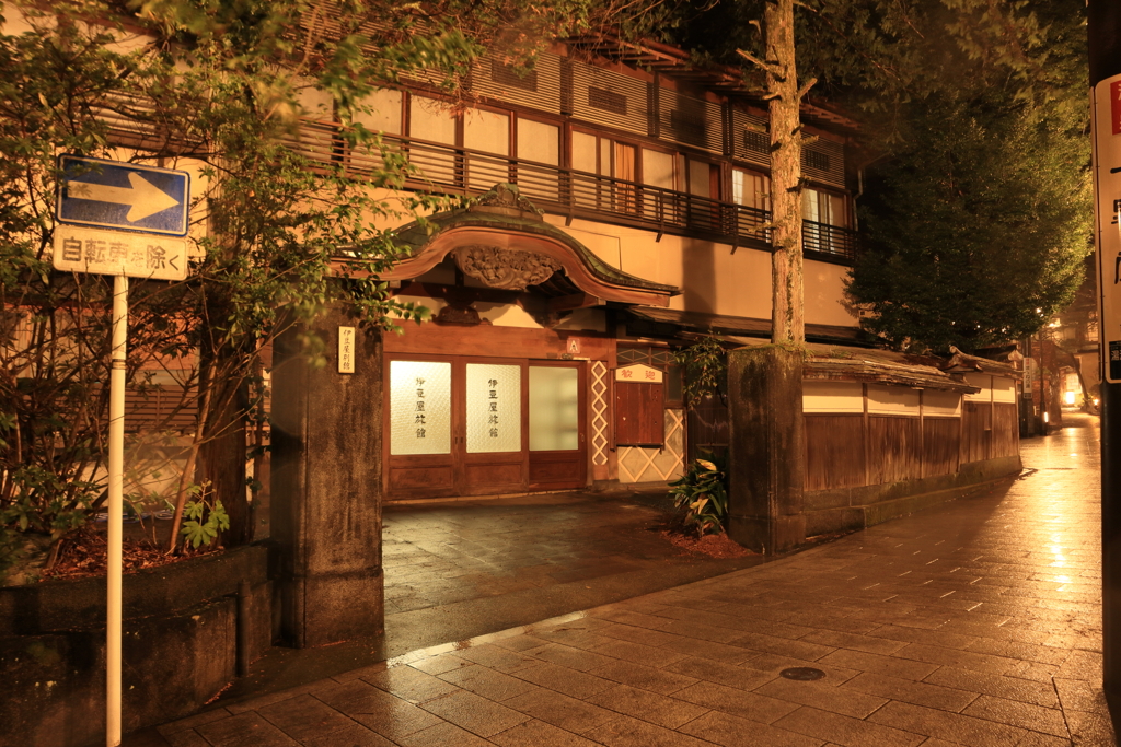 夜の温泉街