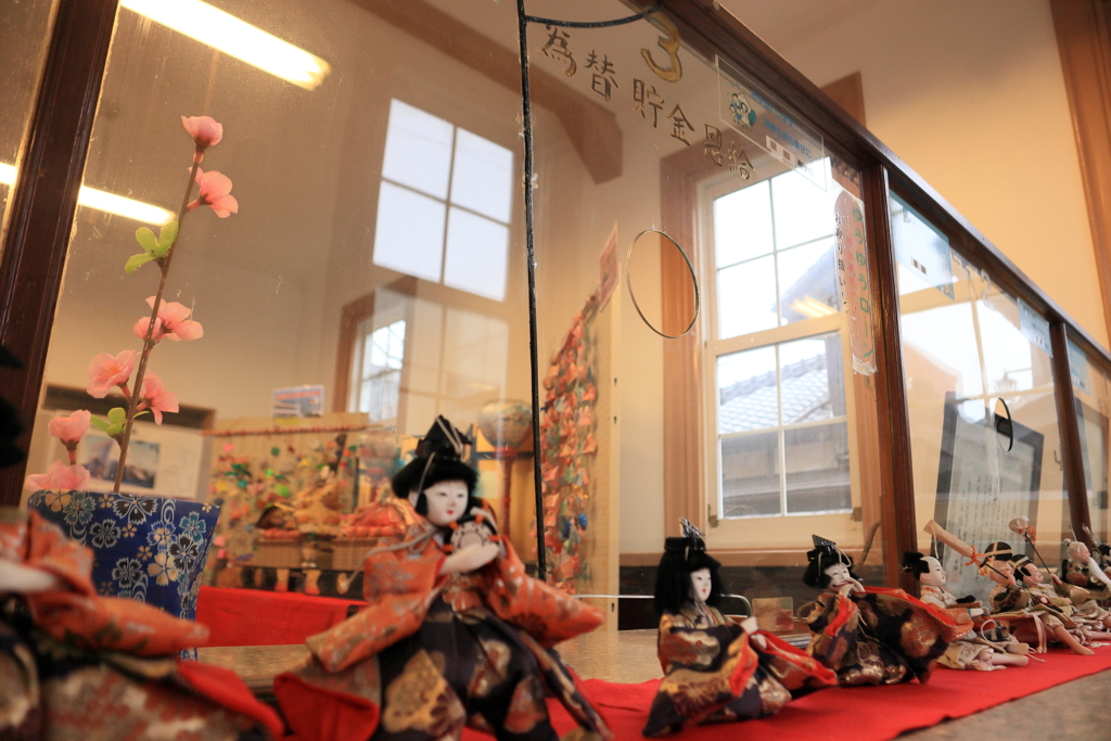 カウンターの雛飾り