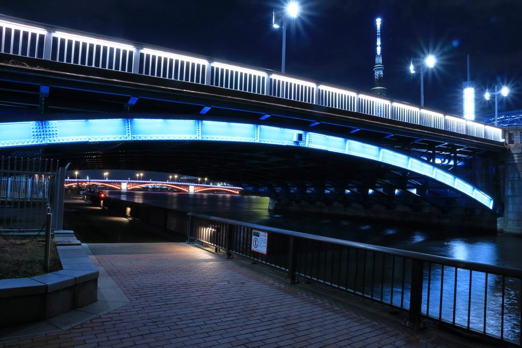 アーチ越しの吾妻橋