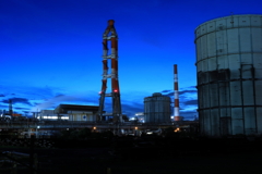 夜の工場風景