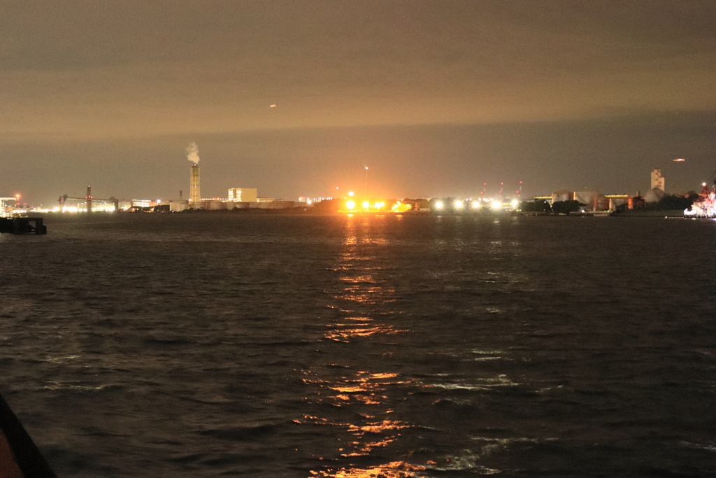 海の向こうの工場風景