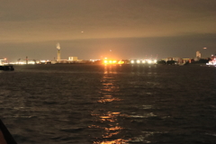 海の向こうの工場風景
