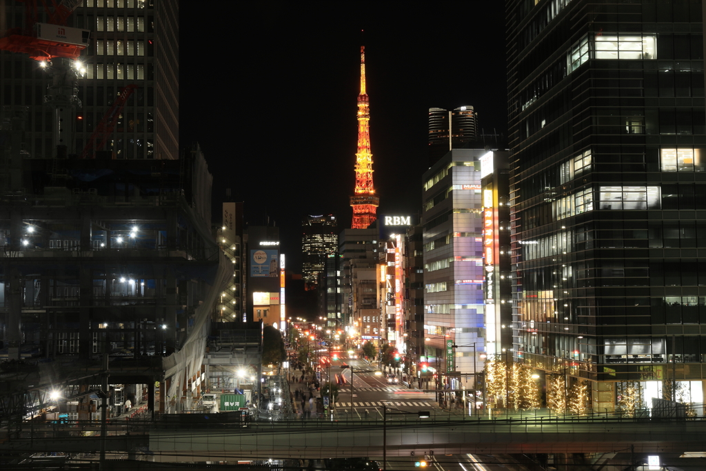 夜の浜松町駅前